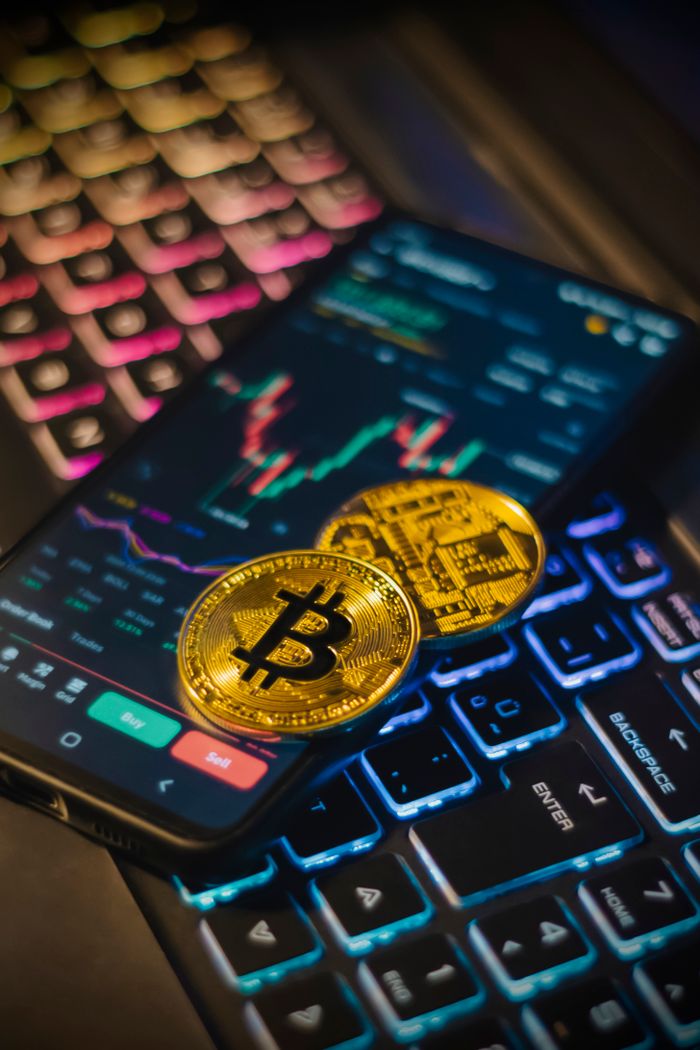 mission-img Farebná klávesnica s Bitcoin mincami a obchodnou obrazovkou na analýzu kryptomien.