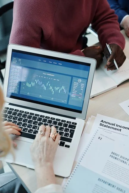 about-01 Rozmanitý tím spolupracuje pri digitálnych marketingových stratégiách pri stole, s použitím notebookov a tabletov.